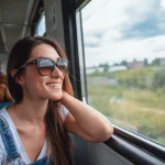 fille regardant par la fenêtre du train