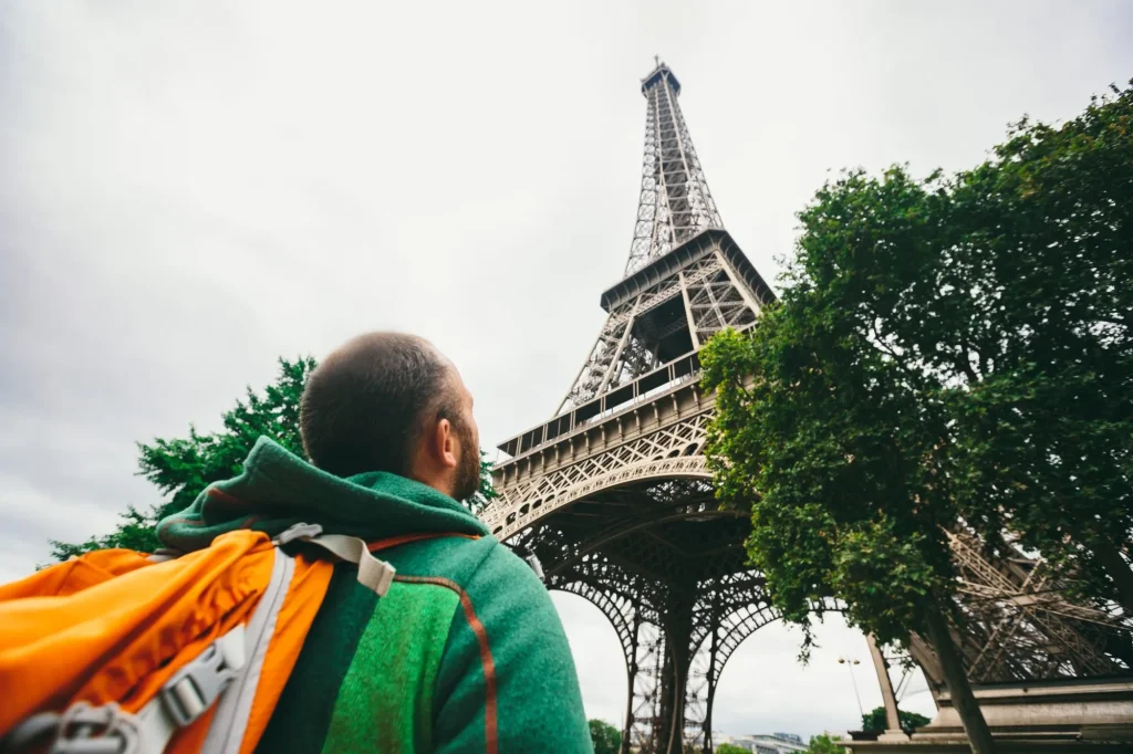 Muž turista Eiffelova věž