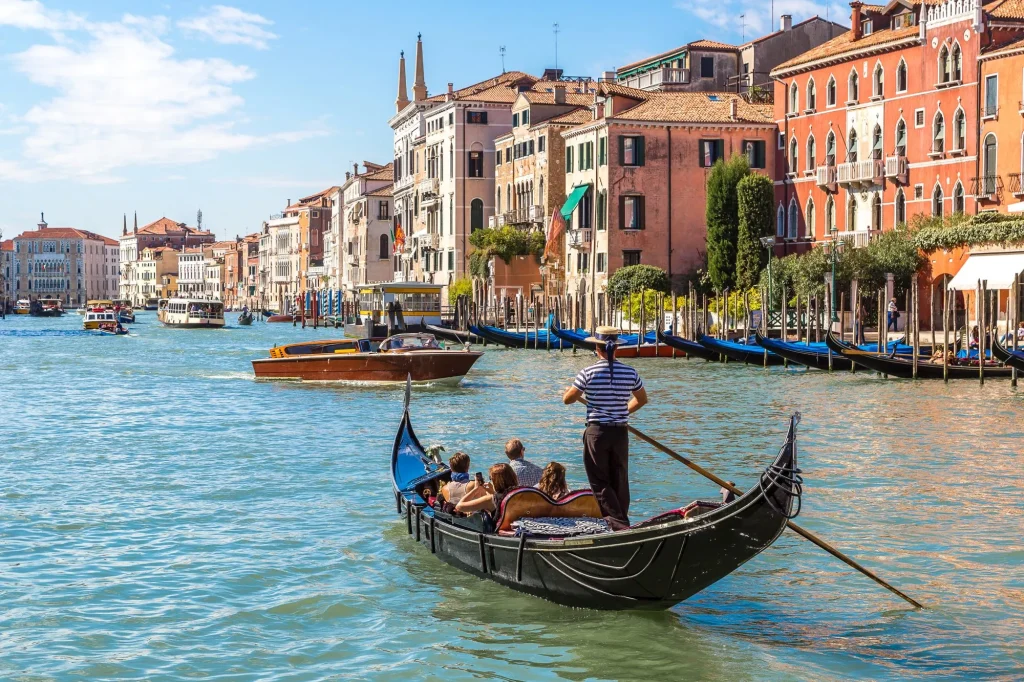 Gondole sur le Canal Grande à Venise