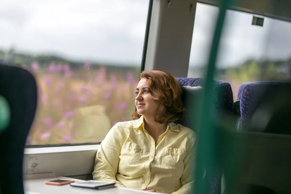 Portret van meisje in trein in Schotland, UK