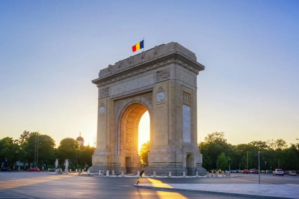 se tiennent devant l'arc de triomphe de Bucarest