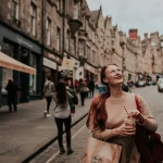 Vrouw in Edinburgh