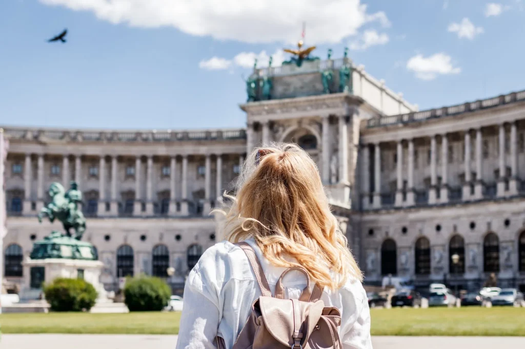 Kvinna som söker Hofburg i Wien