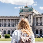 Kvinna som söker Hofburg i Wien