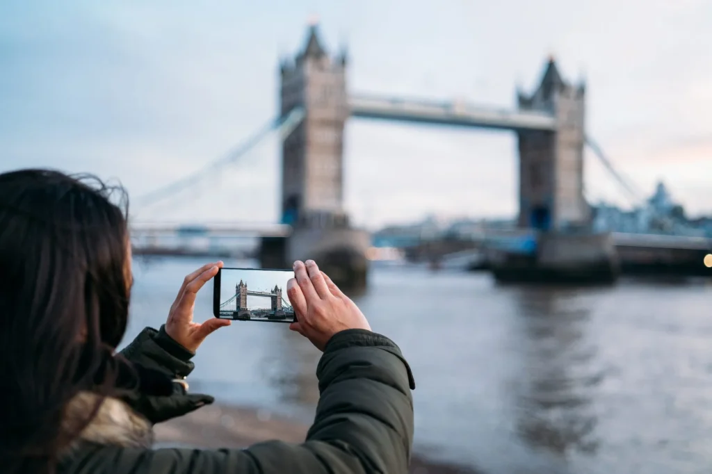 Tourist fotografiert die Londoner Brücke