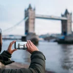 Turist tar foto London Bridge