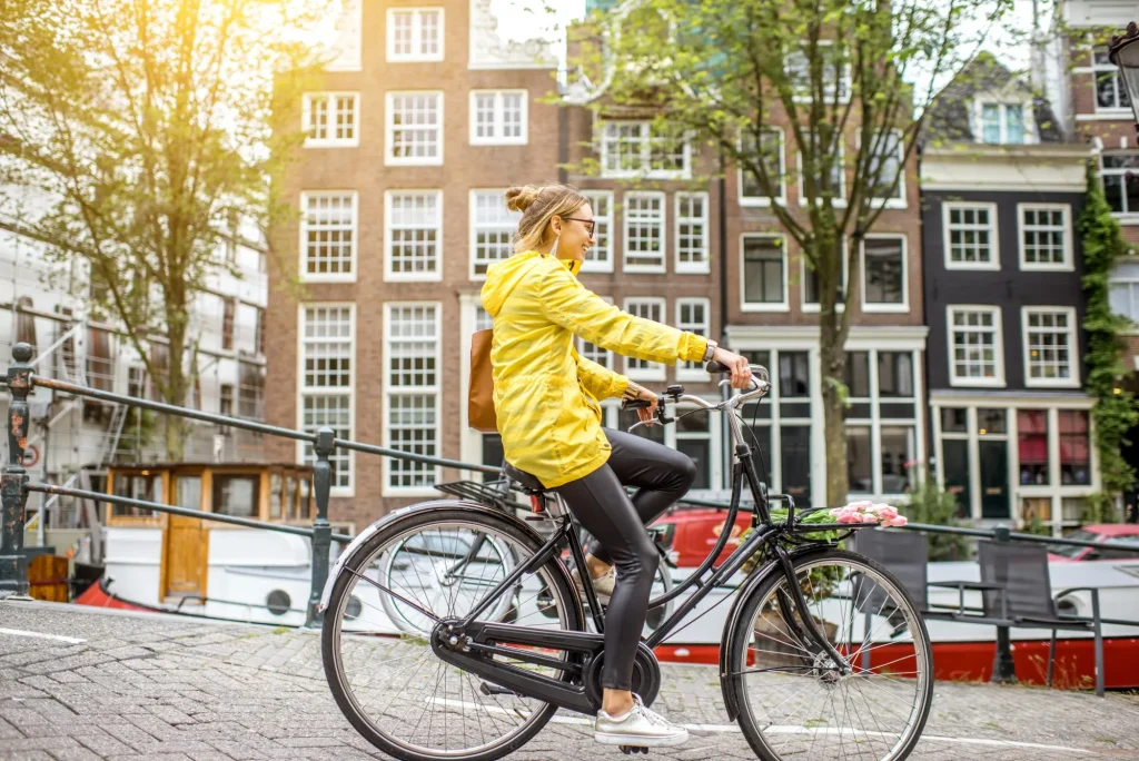 Bicicleta en Amsterdam mujer joven