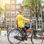 Bicyclette à Amsterdam jeune femme